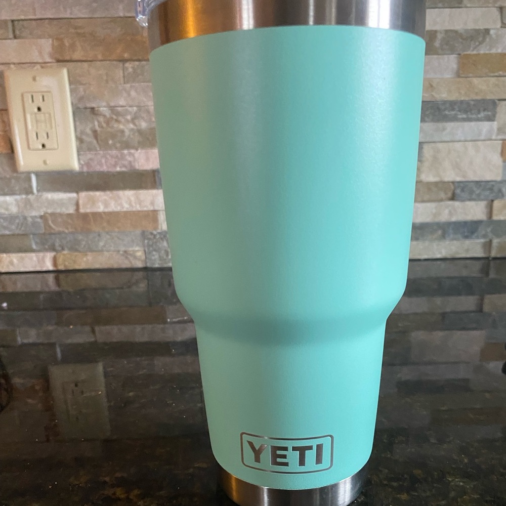 YETI Rambler 30 oz Stainless Steel Vacuum Insulated Tumbler w/MagSlider Lid